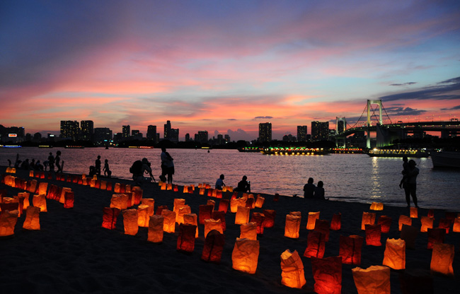其中最知名的要数东京台场海滨公园的沙滩点灯